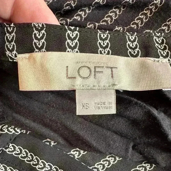 Loft Women’s Size XS Black And White Flowy Pull On V-Neck Blouse. Long Sleeve - Picture 6 of 7